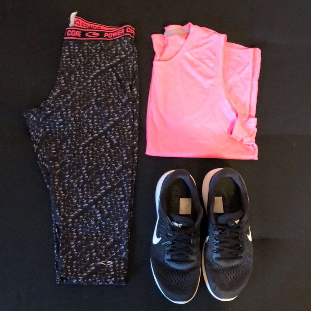 Black and gray print active leggings